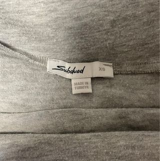 Camiseta de Subdued gris manga larga off shoulder