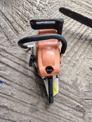 Motosierra Naranja y Negra.. Gasolina y eléctricas