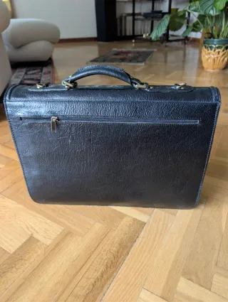 Maletín porta documentos cuero hombre. Negra