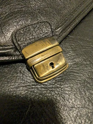 Maletín porta documentos cuero hombre. Negra