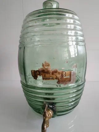 Recipiente vidrio antiguo con grifo