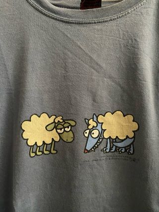 Camiseta azul con estampado de ovejas