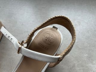 Sandalias Guess Cuña Beige y Blanco.