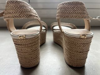 Sandalias Guess Cuña Beige y Blanco.