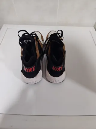 Zapatillas Nike Huarache Marrones y Blancas