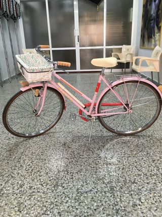 Bicicleta rosa mujer con cesta