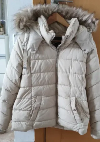 Plumífero Stradivarius beige con capucha y pelo