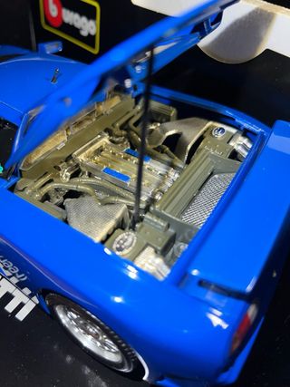 Bugatti EB 110 1/18 Bburago Blu