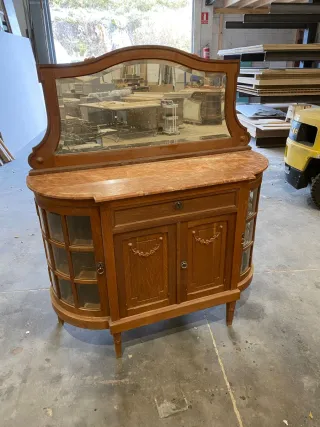 Cómoda antigua de madera con espejo y mármol