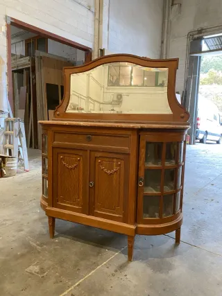 Cómoda antigua de madera con espejo y mármol