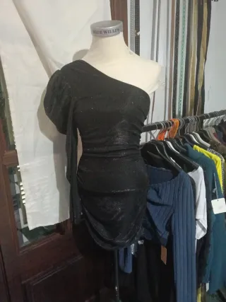 Vestido negro brillante asimétrico talla s