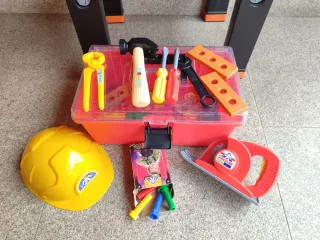 Mesa de trabajo Black+Decker y maletín herramienta