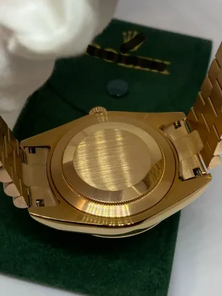 ✅ Reloj automático