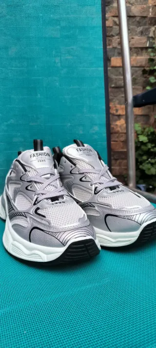 Zapatillas deportivas grises/plateadas