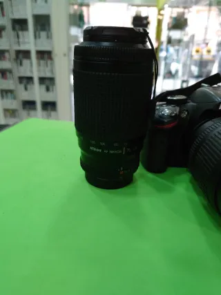 Cámara Nikon D3200 con objetivo y accesorios