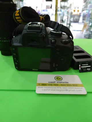 Cámara Nikon D3200 con objetivo y accesorios