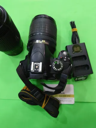 Cámara Nikon D3200 con objetivo y accesorios