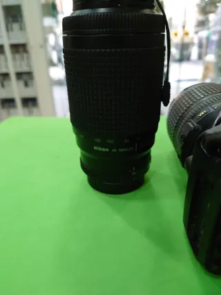 Cámara Nikon D3200 con objetivo y accesorios