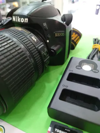 Cámara Nikon D3200 con objetivo y accesorios