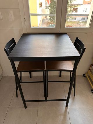Mesa alta y 2 sillas IKEA negro