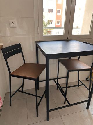 Mesa alta y 2 sillas IKEA negro