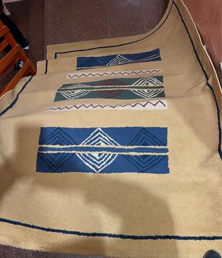 Alfombra beige y azul