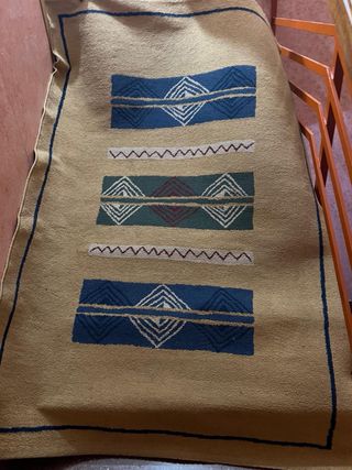 Alfombra beige y azul