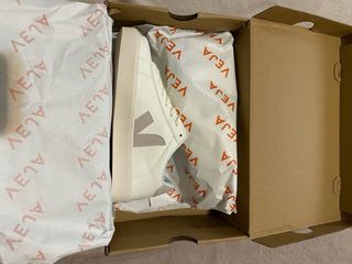 Zapatillas Veja Beige y Blancas