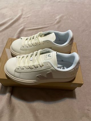 Zapatillas Veja Beige y Blancas