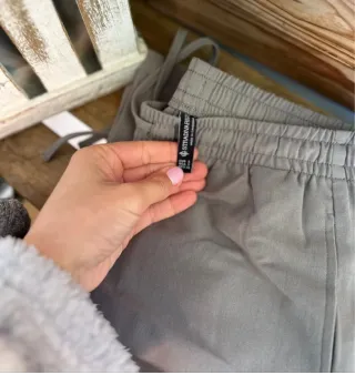 Lote Abbigliamento: Maglione Grigio e Pantalone Cargo