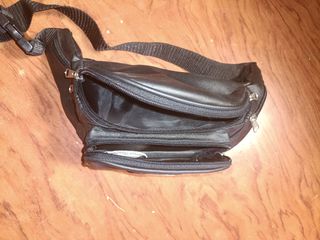 Riñonera de piel negra