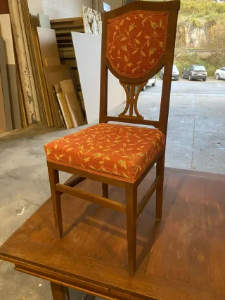 Sillas antiguas de madera y tela