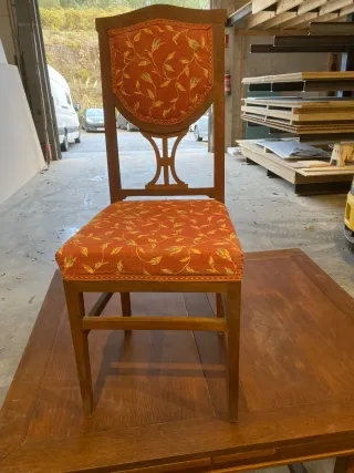 Sillas antiguas de madera y tela