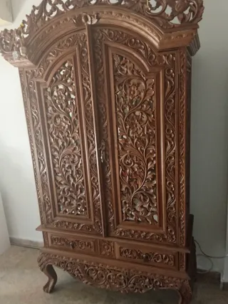 Armario de madera tallada