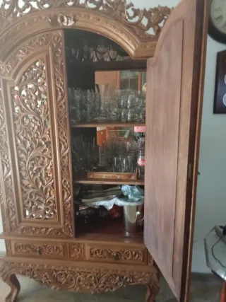 Armario de madera tallada