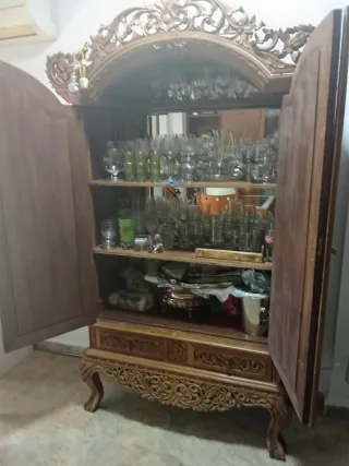 Armario de madera tallada