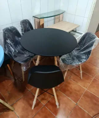 Mesa redonda negra con 4 sillas