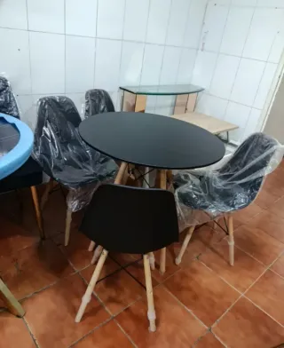 Mesa redonda negra con 4 sillas