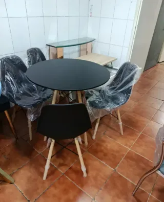 Mesa redonda negra con 4 sillas