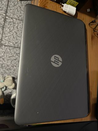 Portátil HP J8D53EA%23ABE Negro con esquina dañada