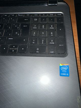 Portátil HP J8D53EA%23ABE Negro con esquina dañada