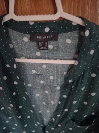 Camisa verde de manga larga con lunares