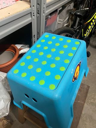 Taburete infantil azul con puntos verdes