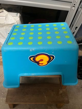 Taburete infantil azul con puntos verdes