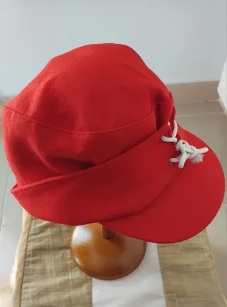 Gorra de filtro vintage en color rojo con cordones