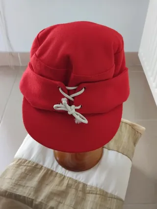 Gorra de filtro vintage en color rojo con cordones