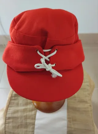 Gorra de filtro vintage en color rojo con cordones