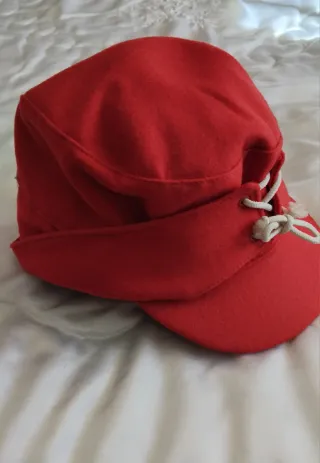 Gorra de filtro vintage en color rojo con cordones