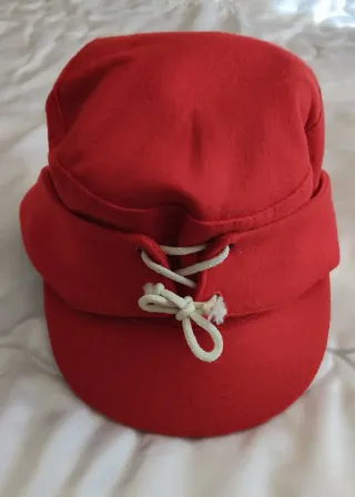 Gorra de filtro vintage en color rojo con cordones