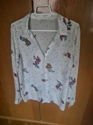 Camisa blanca con estampado floral